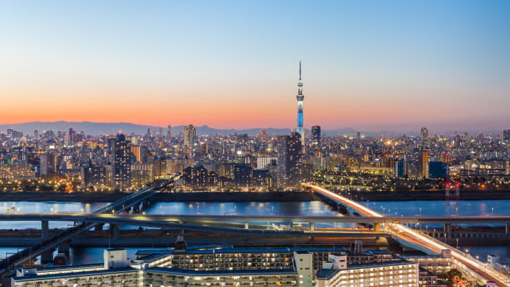   Vị trí thứ tư, Tokyo nhìn từ trên không vào lúc hoàng hôn. Ảnh: ZhangXun.   Một kỷ lục 31 triệu khách du lịch đã đến thăm Nhật Bản năm ngoái. Một báo cáo của Mastercard cho thấy Tokyo là thành phố được du khách lựa chọn nhiều thứ chín trên thế giới vào năm 2018, với 12,93 triệu người đi du lịch đến thủ đô của Nhật Bản. Mastercard dự báo tăng 10% du lịch đến Tokyo cho năm 2019.  