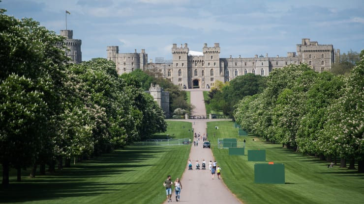   Vị trí thứ sáu, toàn cảnh Đường đi bộ dài dẫn đến Lâu đài Windsor vào ngày 9/5/2018 tại Windsor, Anh. Ảnh: Samir Hussein.   Vương quốc Anh rớt một bậc trong bảng xếp hạng năm nay, nhận điểm thấp về khả năng cạnh tranh về giá. Các nhà Kinh tế học cho biết, việc Anh rời khỏi EU dự kiến ​​sẽ tác động đến du lịch đến Vương quốc Anh, với các chuyên gia tại Oxford econom dự đoán Brexit không có thỏa thuận có thể dẫn đến tăng 4% trong du lịch nội địa do đồng tiền yếu hơn. Tuy nhiên, du lịch nước ngoài sẽ giảm 5%.  