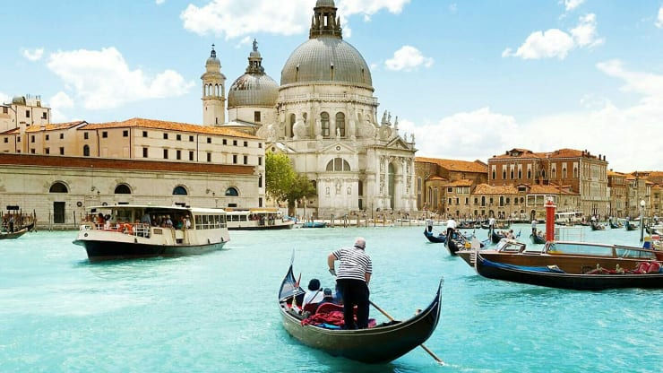   Vị trí thứ tám, Venice - Ý. Ảnh: Halil Sarikaya / EyeEm.   Xếp hạng của Ý trong báo cáo năm 2019 là không thay đổi, với khách du lịch đổ xô đến các địa điểm văn hóa nổi tiếng như Rome và Florence. Các tác giả của báo cáo lưu ý rằng các nhà chức trách ở Venice có kế hoạch chuyển hướng các tàu du lịch ra khỏi các đảo trung tâm của thành phố sau sự bất mãn của công chúng.                Vị trí thứ chín, vườn quốc gia Banff, Alberta, Canada. Matteo Colombo.   WEF đã cho Canada điểm số cao nhất ở châu Mỹ về an toàn và an ninh, bền vững môi trường và cơ sở hạ tầng vận tải hàng không. Vào tháng 8, dữ liệu từ Thống kê Canada cho thấy số lượng khách Mỹ đến Canada trong 6 tháng đầu năm 2019 là cao nhất trong khoảng thời gian đó kể từ năm 2007.          