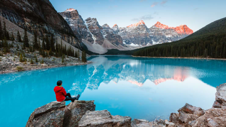   Vị trí thứ chín, vườn quốc gia Banff, Alberta, Canada. Matteo Colombo.   WEF đã cho Canada điểm số cao nhất ở châu Mỹ về an toàn và an ninh, bền vững môi trường và cơ sở hạ tầng vận tải hàng không. Vào tháng 8, dữ liệu từ Thống kê Canada cho thấy số lượng khách Mỹ đến Canada trong 6 tháng đầu năm 2019 là cao nhất trong khoảng thời gian đó kể từ năm 2007.  