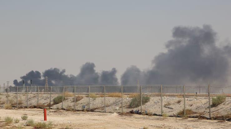 Khói bốc ra sau cuộc tấn công của máy bay không người lái vào một nhà máy chế biến dầu tại Abqaiq.