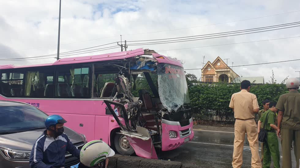 4 hành khách ngồi phía đầu xe đã bị đa chấn thương, nhanh chóng được người dân đưa vào bệnh viện Xuyên Á cấp cứu.