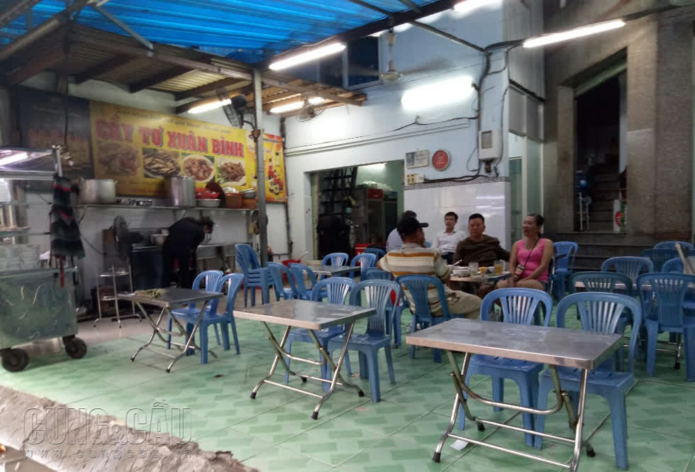 Khoảng 17h, tại một quán kinh doanh thịt chó trên đường Cống Quỳnh quận 1, dù không đông nhưng vẫn lai rai khách.