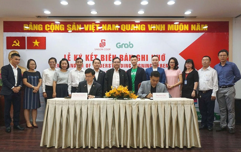 Đại diện Saigon và Grab ký kết hợp tác nhằm amng đến cho người tiêu dùng những trải nghiệm mua sắm và dịch vụ tiện ích vượt trội.