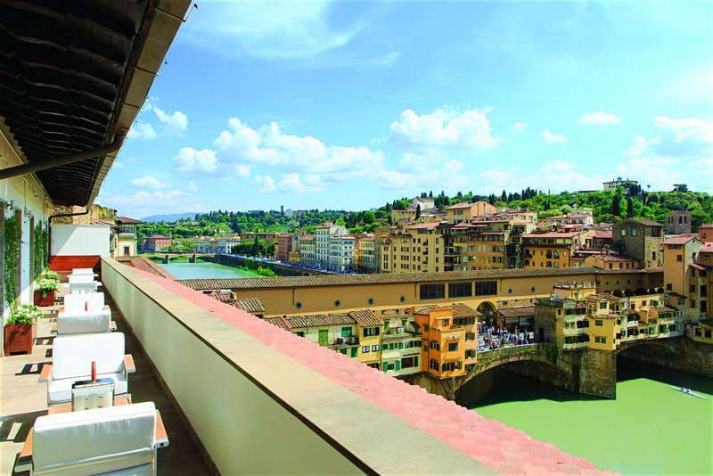   Tại Florence, bạn có thể ở một vị trí trung tâm và khám phá những khu phố ít được biết đến bằng xe đạp.   