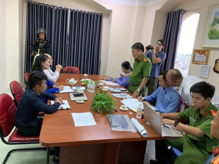 Cơ quan chức năng lập biên bản, bắt giữ Nguyễn Thái Lĩnh.