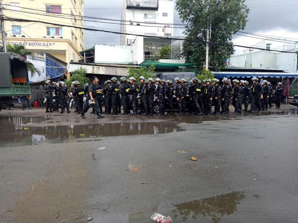 Cảnh sát cơ động có mặt trước trụ sở công ty địa ốc Alibaba.