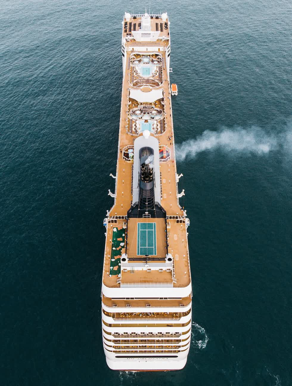   Là người trẻ tuổi nhất lọt vào vòng chung kết cuộc thi, một nhiếp ảnh gia 18 tuổi đến từ quần đảo Jersey Channel đã chụp chiếc thuyền du lịch thăm bến cảng gần quê hương anh. Ảnh: Cameron Aird.  