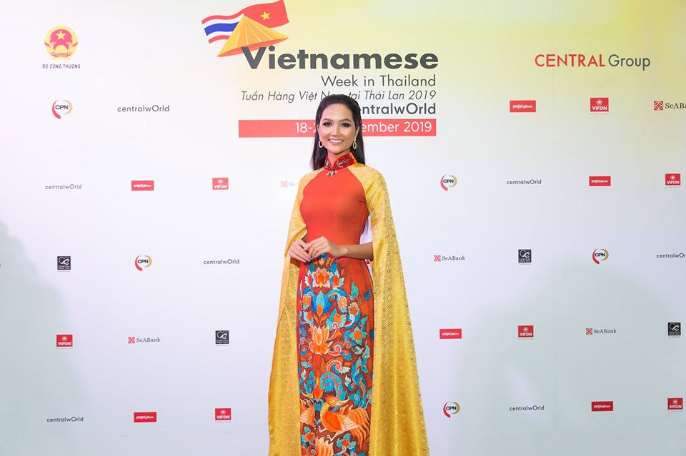 H'Hen Niê nền nã trong tà áo dài tại Thái Lan