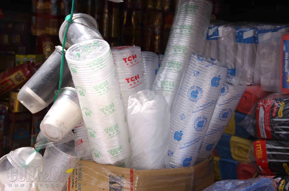 Các con đường Lê Quang Sung, Ngô Nhân Tịnh, Hậu Giang (quận 6) là những nơi chuyên cung cấp đồ nhựa.