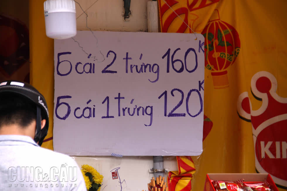 Bánh hiệu Như Lan được áp dụng như giảm giá 50%, 6 cái 1 trứng 120.000 đồng, 6 cái 2 trứng 160.000 đồng,…