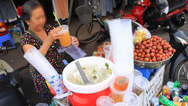 Túi nilon, ly nhựa từ lâu nay được dùng để đựng đồ ăn thức uống.