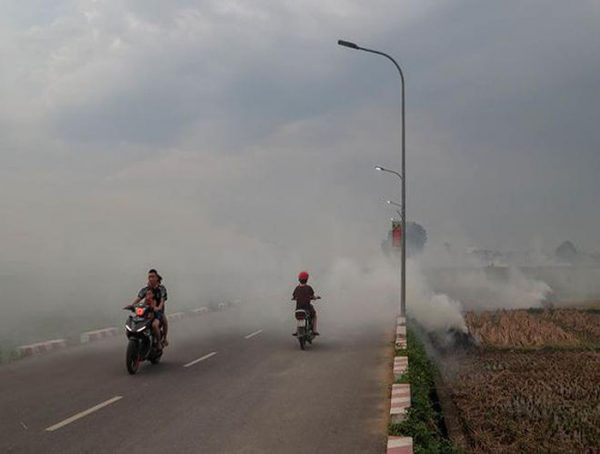 Không khí ngày càng ô nhiễm nặng do hiện tượng đốt rơm rạ.