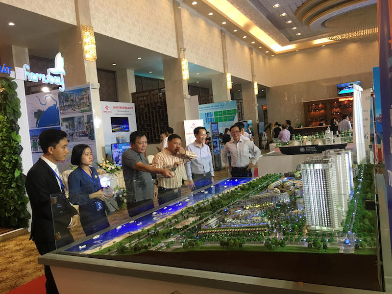 Khách hàng tham quan dự án Mũi Né Summerland tại Hội nghị xúc tiến đầu tư tỉnh Bình Thuận năm 2019.