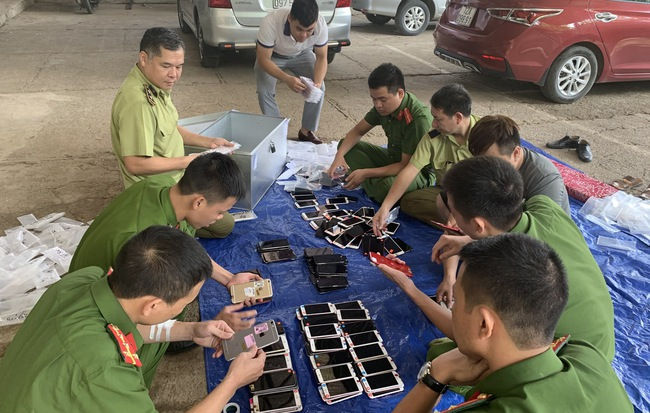 Lực lượng chức năng đã khám xét, thu giữ toàn bộ số lượng điện thoại Iphone nhập lậu từ Trung Quốc.