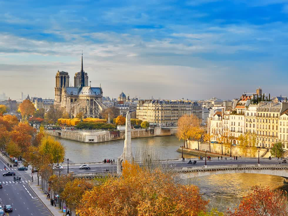   Hương sắc mùa thu tràn ngập đường phố Paris. Có thể nói mùa thu là một trong những khoảng thời gian đẹp nhất trong năm để du khách thăm thú Paris, bởi lẽ vào thời điểm này chi phí rẻ hơn, ít đông đúc hơn và thậm chí cảnh sắc thiên nhiên còn đẹp hơn. Liệu còn thời điểm nào tuyệt vời để chiêm ngưỡng khu vườn Palais-Royal Garden hoặc Versailles hơn là khi những nơi này được khoác lên mình sắc đỏ rực lửa của những tán lá. Ảnh: Katerina Pokrovsk.  