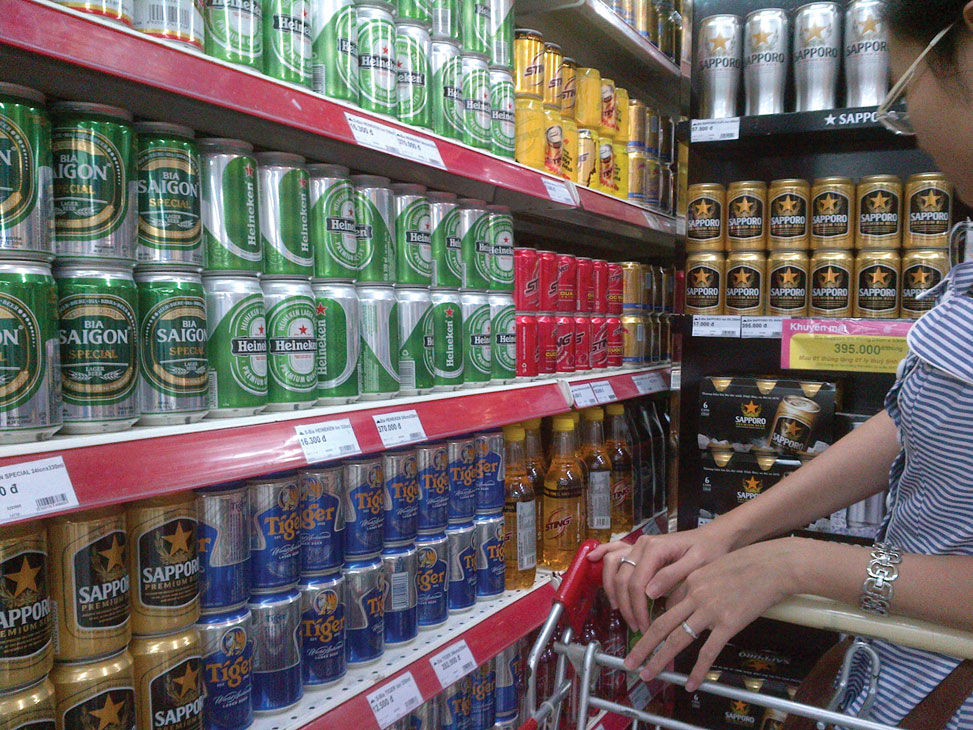 Các dòng bia ngoại lên kệ tại các siêu thị, sẽ tạo nên sự tranh canh gay gắt với thị trường nước uống có cồn trong nước.