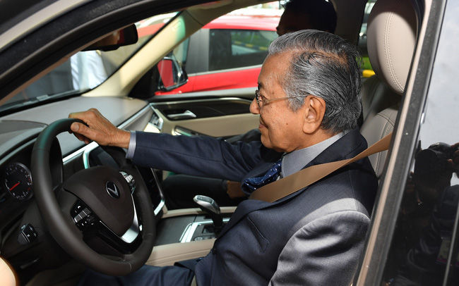 Thủ tướng Malaysia Mahathir Mohamad đã lái thử chiếc LUX SA 2.0 với vận tốc hơn 100Km/h.