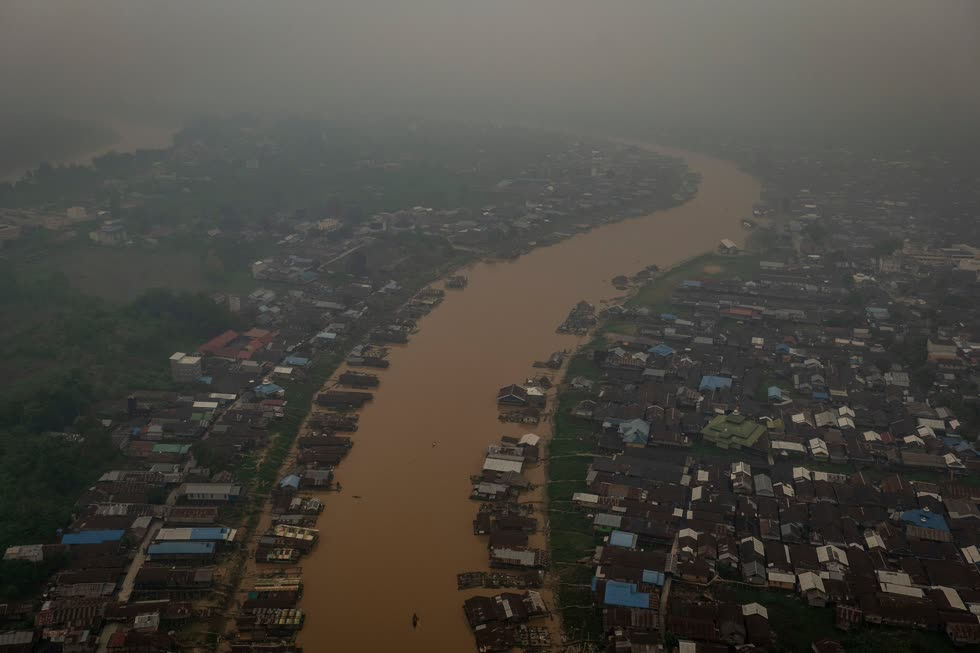   Các vấn đề về hô hấp đã ảnh hưởng đến 920.000 người tại 6 tỉnh ở Sumatra và Kalimantan, nơi các đám cháy là tồi tệ nhất. Theo cơ quan quản lý thảm họa, bị ảnh hưởng nhiều nhất là người trẻ, người già và người bệnh.  