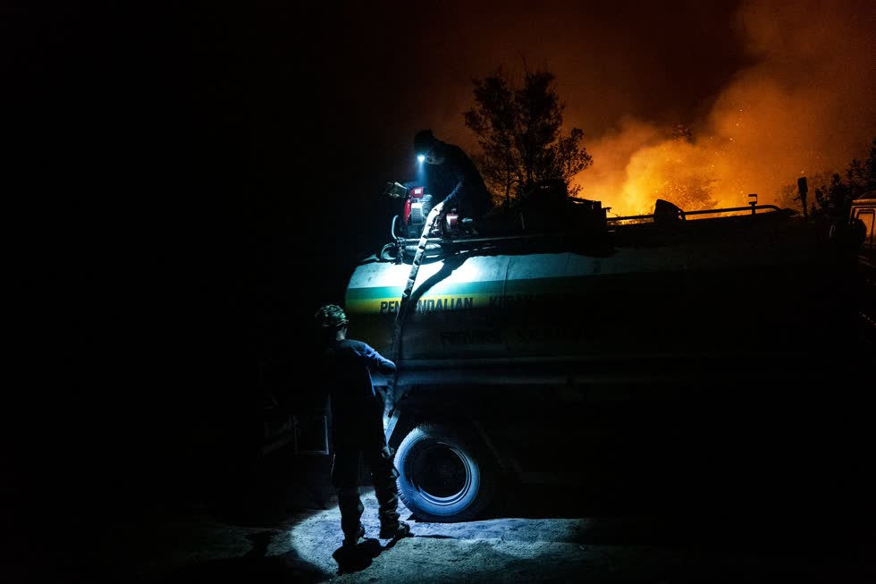   Lính cứu hỏa liên tục thay phiên nhau đối phó với đám cháy từ than bùn ở Kalimantan.  