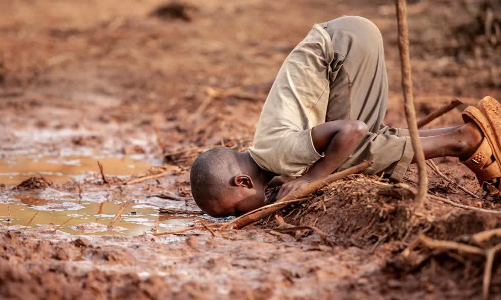 Do tình trạng chặt phá rừng ở Kenya, nguồn nước sạch ngày càng trở nên hiếm hoi khiến cho nhiều người, trong đó có cậu bé này, phải tiếp cận các nguồn nước ô nhiễm để thỏa cơn khát. Điều kiện này khiến cho nguy cơ mắc bệnh tả và các bệnh nhiệt đới khác tăng cao. Ảnh: Dharshie Wissah.