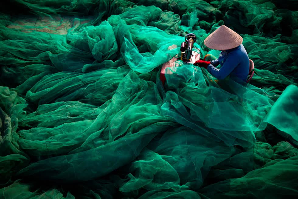   Khi trữ lượng cá giảm, người dân thực hiện phương pháp đánh bắt ngày càng cực đoan bằng dạng lưới đánh bắt có khả năng tàn phá môi trường biển. Ảnh: Trần Tuấn Việt.  