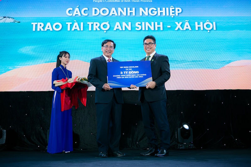   Tập đoàn Novaland trao tặng 3 tỷ đồng để triển khai thực hiện chương trình “Nước sạch học đường” tại huyện Bắc Bình, tỉnh Bình Thuận.  