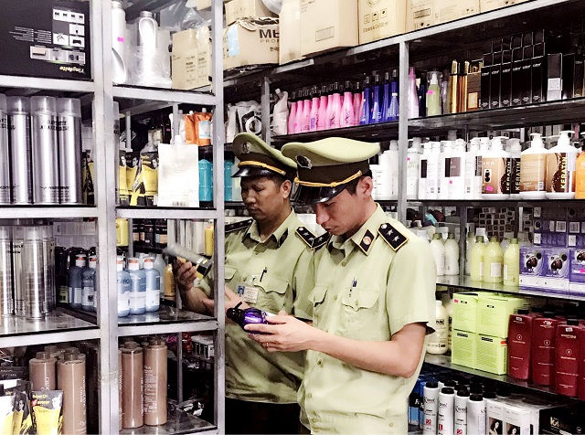 Quản lý thị trường Hà Nội kiểm tra cửa hàng kinh doanh “hàng xách tay” tại phố Nguyễn Sơn, quận Long Biên. Ảnh: Nam Lê