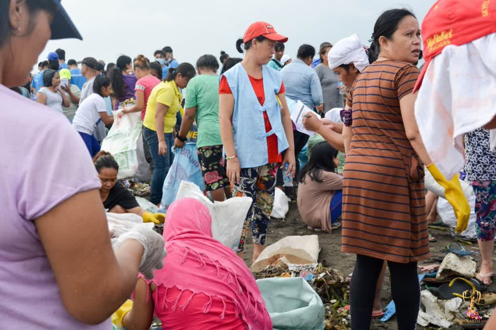 Hoa hậu Phương Khánh hồ hởi, cùng người dân Philippines dọn rác bảo vệ môi trường