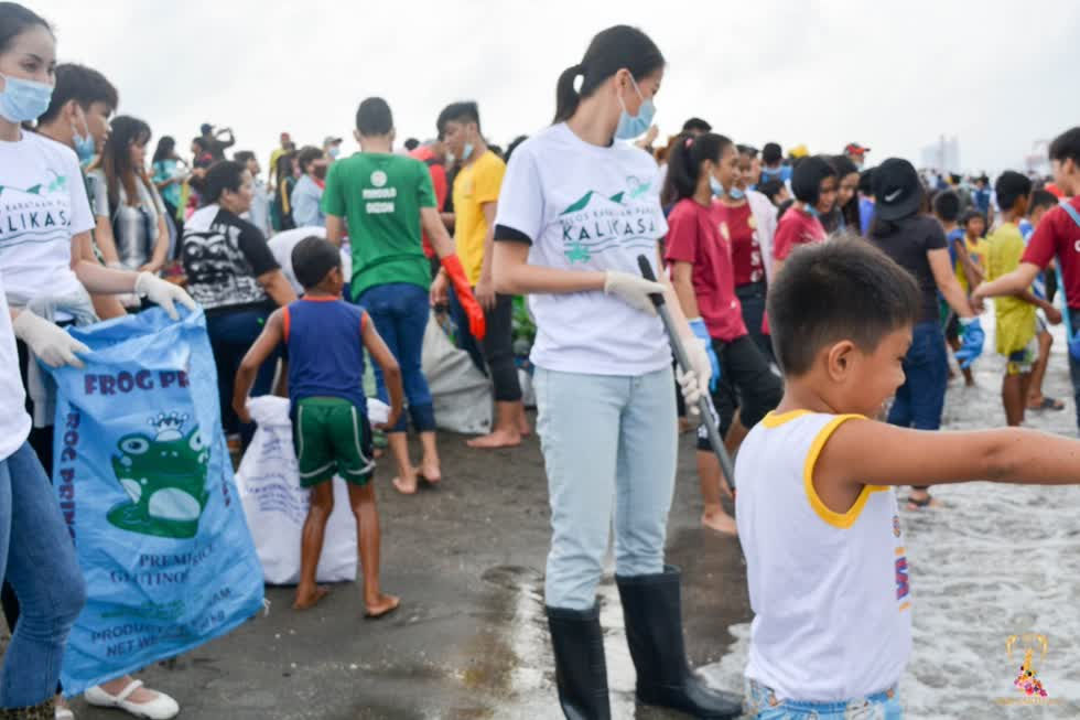 Hoa hậu Phương Khánh hồ hởi, cùng người dân Philippines dọn rác bảo vệ môi trường