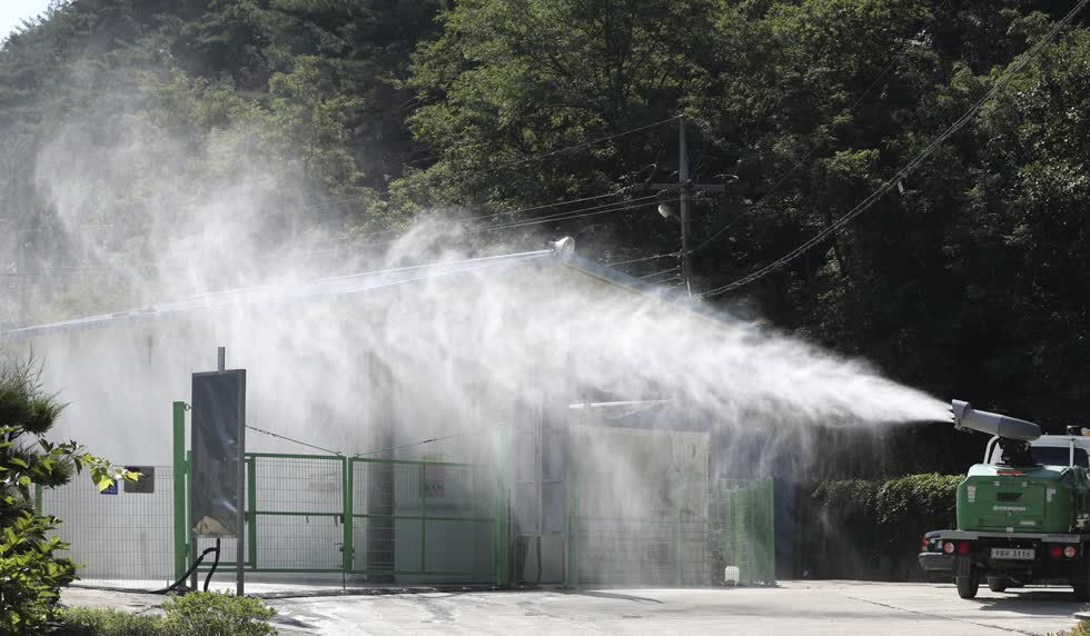 Phóng chất diệt khuẩn ở một trang trải ở tỉnh Paju.