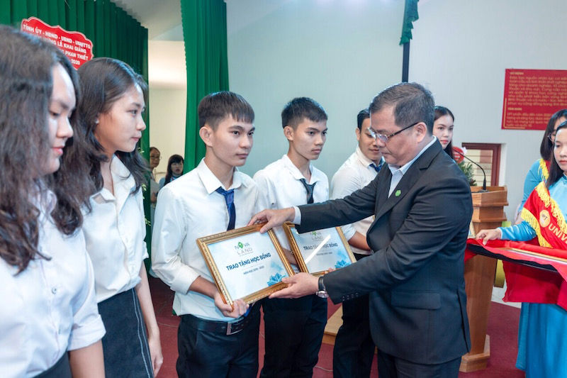 Đại diện Tập đoàn Novaland và Đại học Phan Thiết trao tặng học bổng đến các em sinh viên.