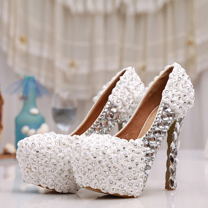   Mỗi mẫu giày cưới khác nhau sẽ hợp với cá tính từng cô dâu và đôi giày khiến bạn cảm thấy thoải mái nhất và không gây đau chân.  