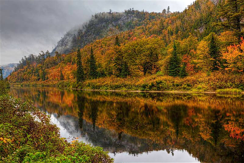   Chọn chuyến tàu Agawa Canyon Tour Train vào mùa thu này và bạn sẽ được ngắm nhìn những tán lá mùa thu đẹp nhất hành tinh. Đi xe đặt ra từ Sault Ste Marie trên Canada - Mỹ. Bạn sẽ cần phải nhanh chóng, vì vẻ đẹp của khung cảnh này chỉ diễn ra trong một khoảng thời gian ngắn vào khoảng cuối tháng 9 và đầu tháng 10.  