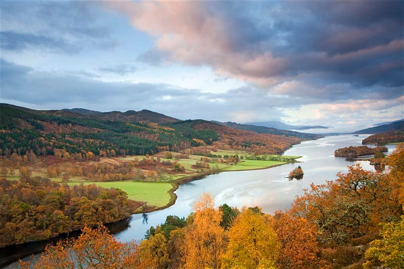   Rừng thông Scotland Scotland có thể không thay đổi màu sắc, nhưng những cây rụng lá của nó tạo nên một số màu sắc mùa thu lạ lùng ở châu Âu. Đi bộ ra khỏi thị trấn đến đập nước và hồ cá, ngăn cách sông Tummel và Loch Faskally, để có được cái nhìn hoàn hảo về cây cối bên cạnh dòng sông khi chúng rụng lá.   