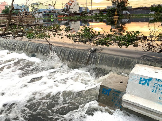 Khoảng 17h ngày 29/9, triều cường bắt đầu dâng cao khiến nước từ các kênh rạch và từ dưới cống tràn lên khiến mặt đường. Ảnh: báo Tiền Phong