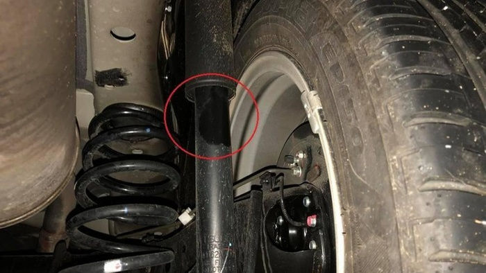 Ngoài lỗi chết máy khi đang di chuyển, Mitsubishi Xpander còn bị tố lỗi chảy dầu ở phuộc sau.