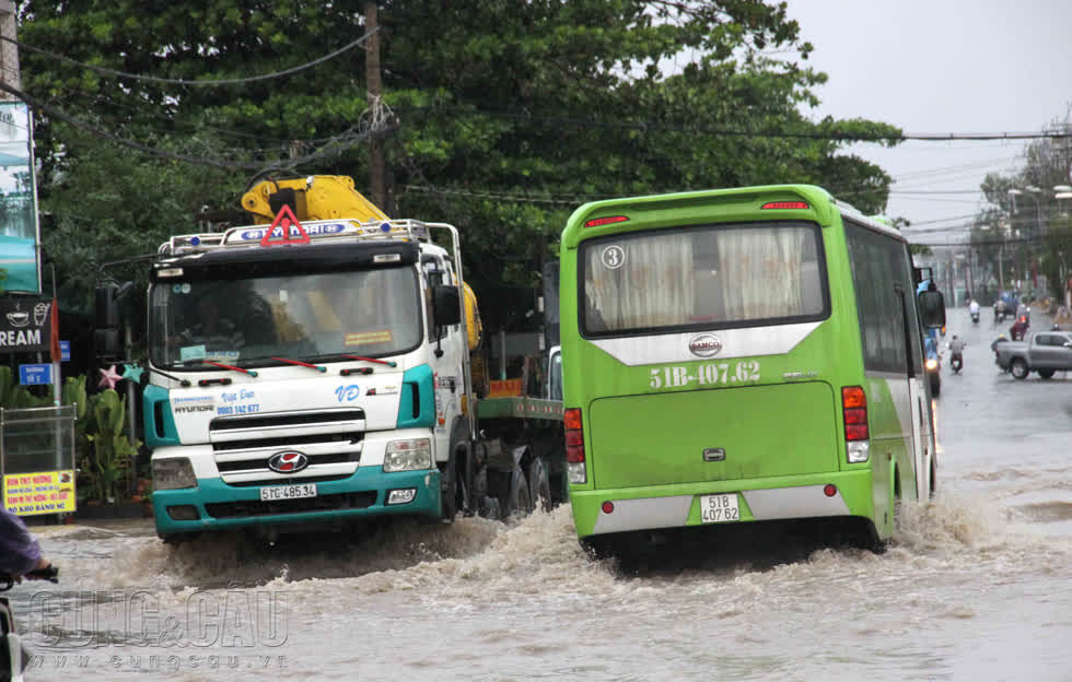 Một đoạn đường Hoàng Hữu Nam, phường Tân Phú, quận 9 nước ngập cao.