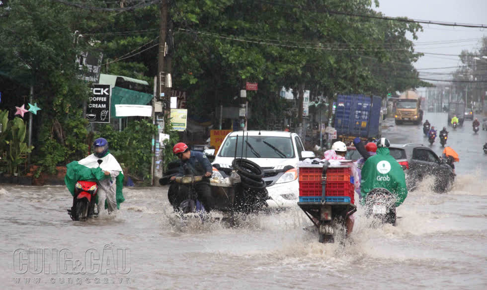 Vì là đoạn đường trũng nên dòng nước mưa chảy rất xiết, nhiều xe máy di chuyển qua lại rất thận trọng.