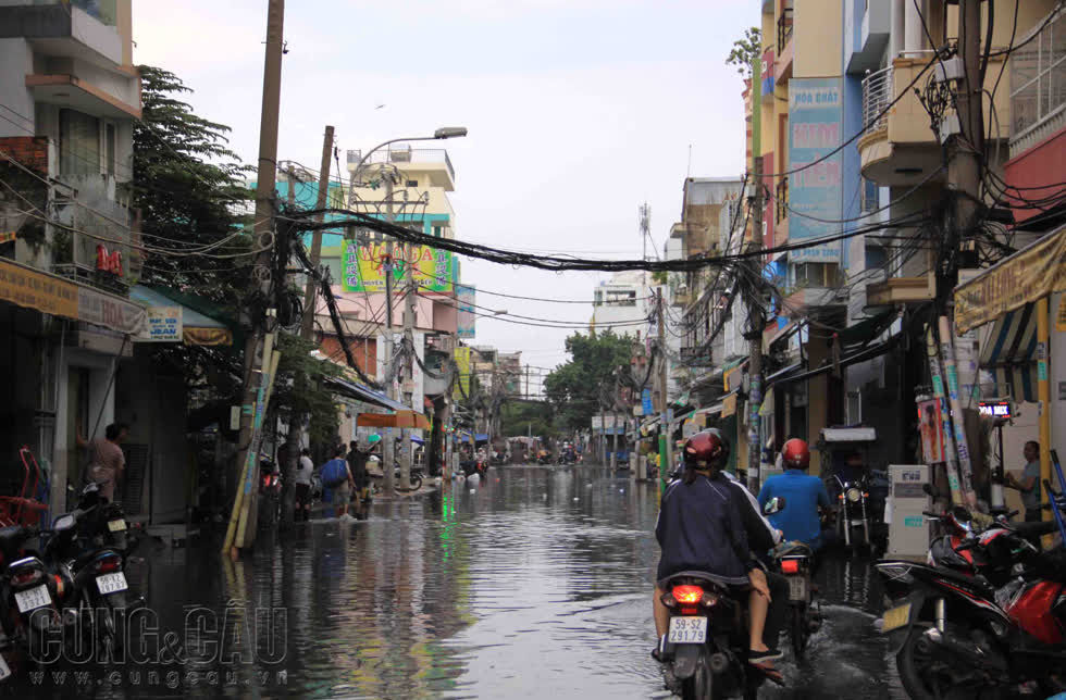 Dòng nước đen ngòm trên đường Hậu Giang (Quận 6).