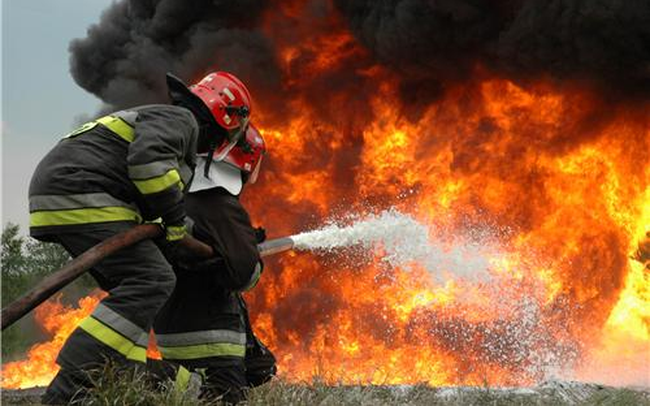 Ở bất kỳ nơi nào trên thế giới, nghề làm nhân viên cứu hỏa luôn phải đối mặt với nguy hiểm đến tính mạng.