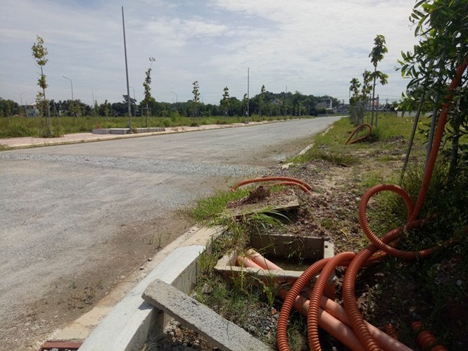 Phần đất công 7.551m2 đất công trong Khu dân cư Mỹ Phước 4 bị Công ty Thuận Lợi phân lô bán nền khiến chính quyền tỉnh Bình Dương bối rối. Đến nay, sau 1 tháng UBND thị xã Bến Cát báo cáo lên tỉnh nhưng vẫn chưa có phương án xử lý.