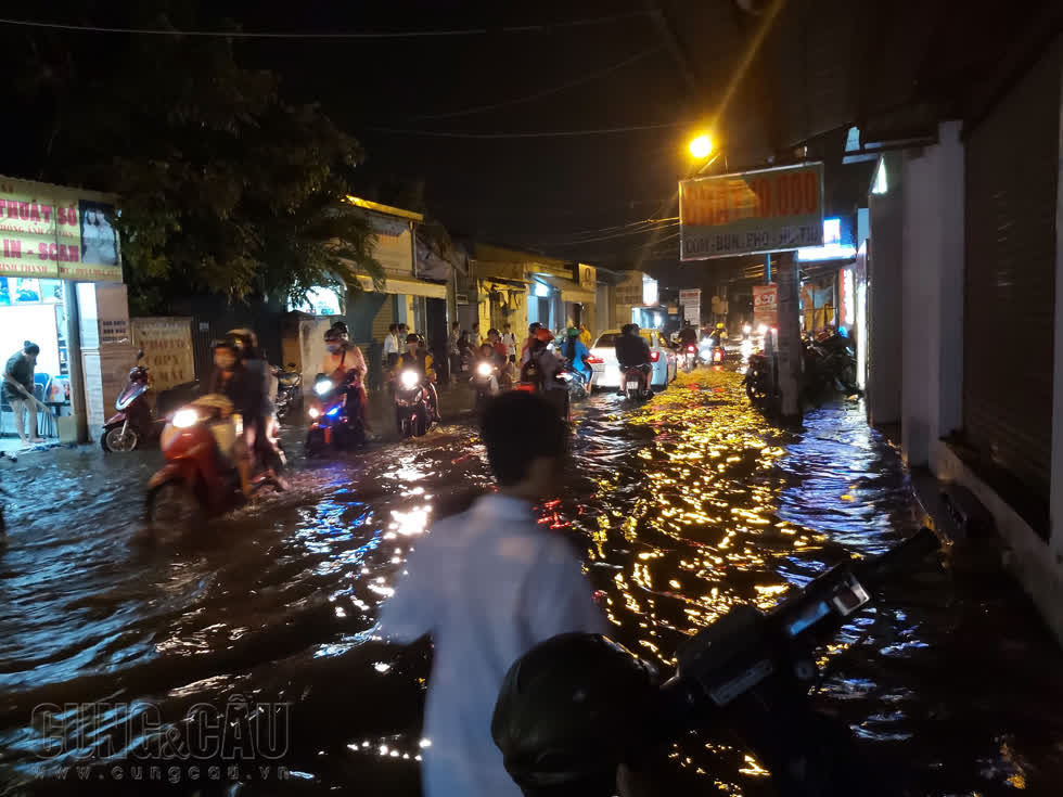 Sài Gòn lênh láng nước