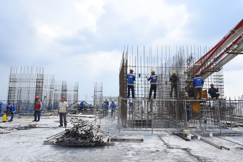 Công nhân đang thi công tại dự án Phú Đông Premier.