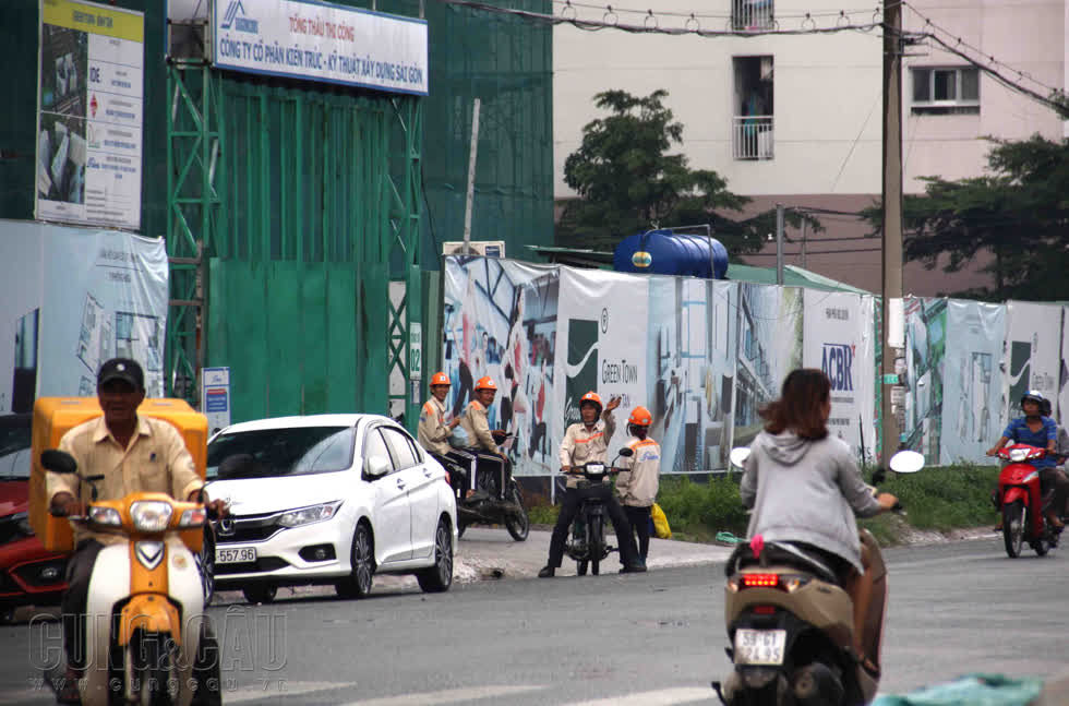 Công nhân dự án ra về giờ tan ca.