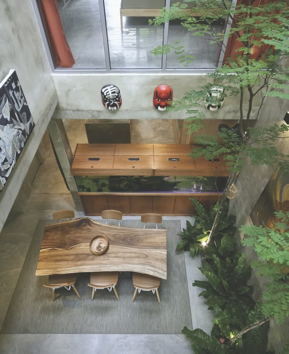 Trần và tường bê tông, sàn và các vật dụng trong nhà vật liệu gỗ, sự kết hợp giữa màu xám trắng – nâu gỗ đem đến cảm giác phục cổ cho toàn bộ không gian.