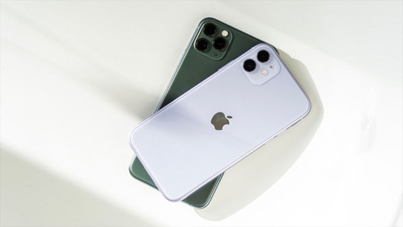 iPhone 11 ở trên và iPhone 11 Pro ở dưới.