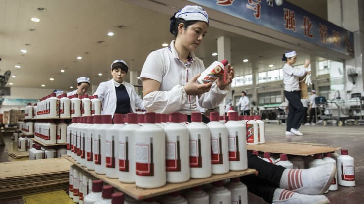 Các nhân viên đang kiểm tra các chai baijiu ở một nhà máy tại Trung Quốc.