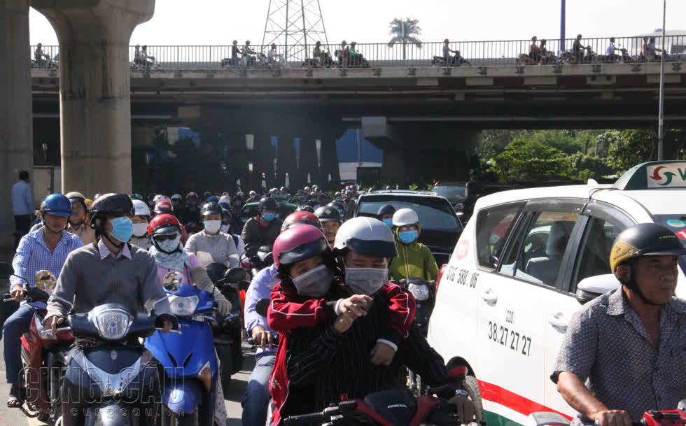 Tình hình giao thông dưới gầm cầu Sài Gòn sáng nay (7/10).