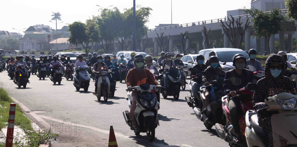 Giao thông qua Điện Biên Phủ-Nguyễn Hữu Cảnh rối loạn vì phân làn đường